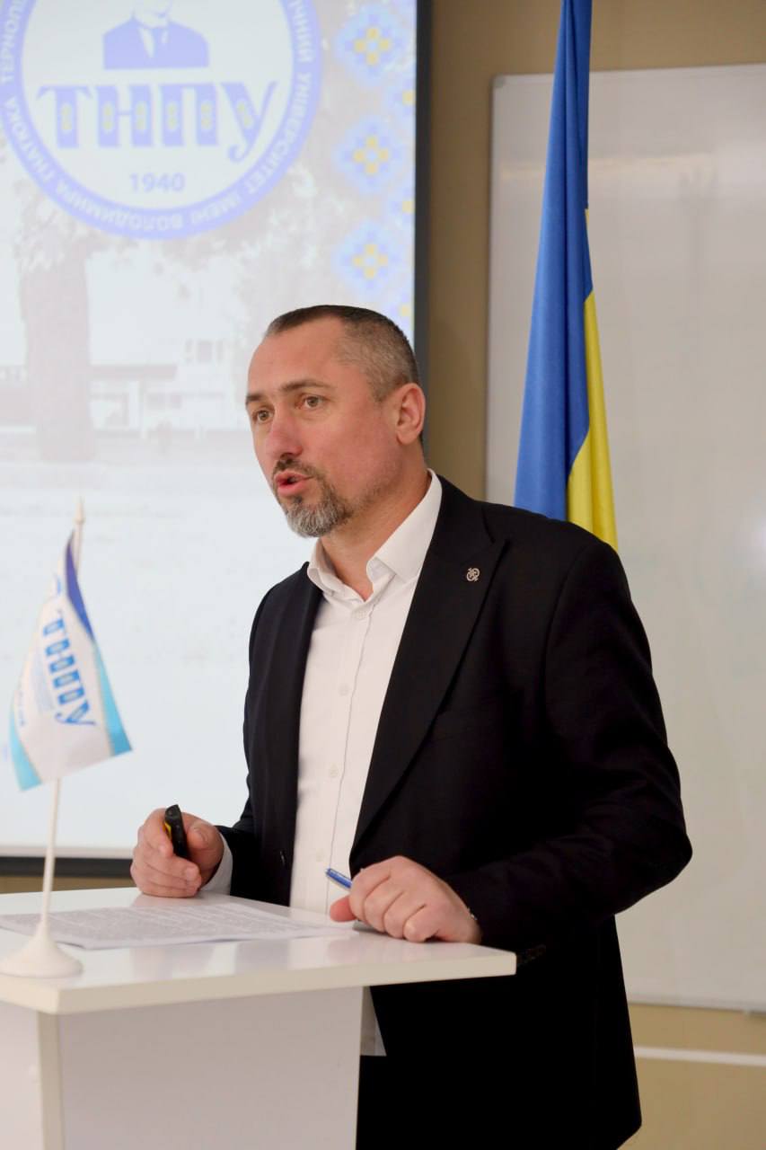Vidpovidalnyi_sekretar_pryimalnoi_komisii_Iurii_Drevnitskyi_vystupaie_iz_dopoviddiu